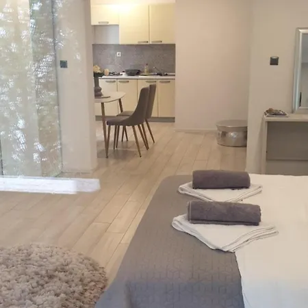 Romantic Rohreggerova 풀라