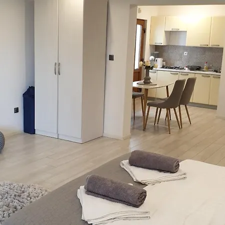 Romantic Rohreggerova Apartment *