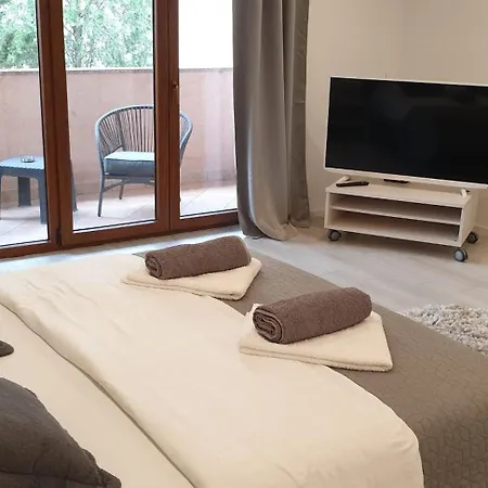 Romantic Rohreggerova Apartment